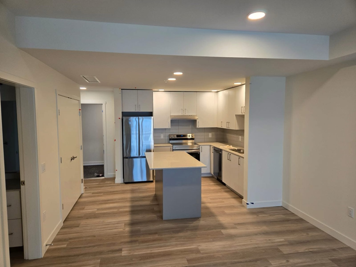 Painted kitchen with smooth walls and bulkhead detail